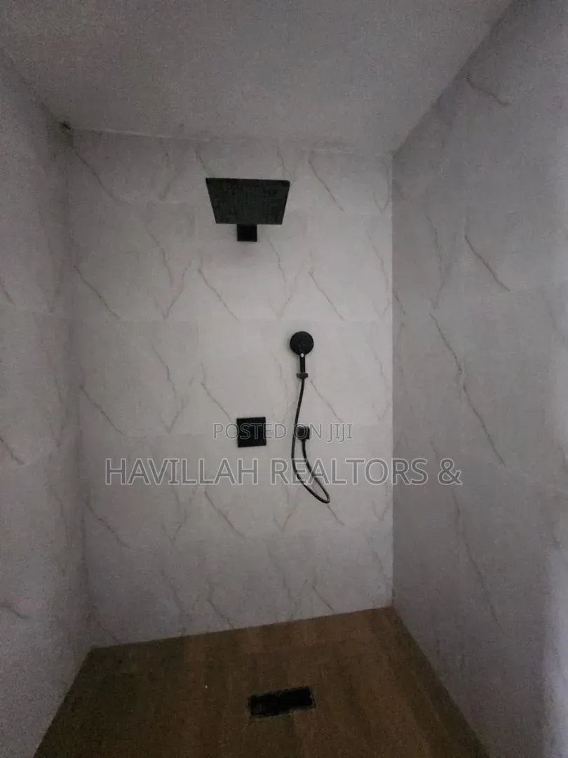 6bdrm Villa in Osapa london for sale in Osapa london