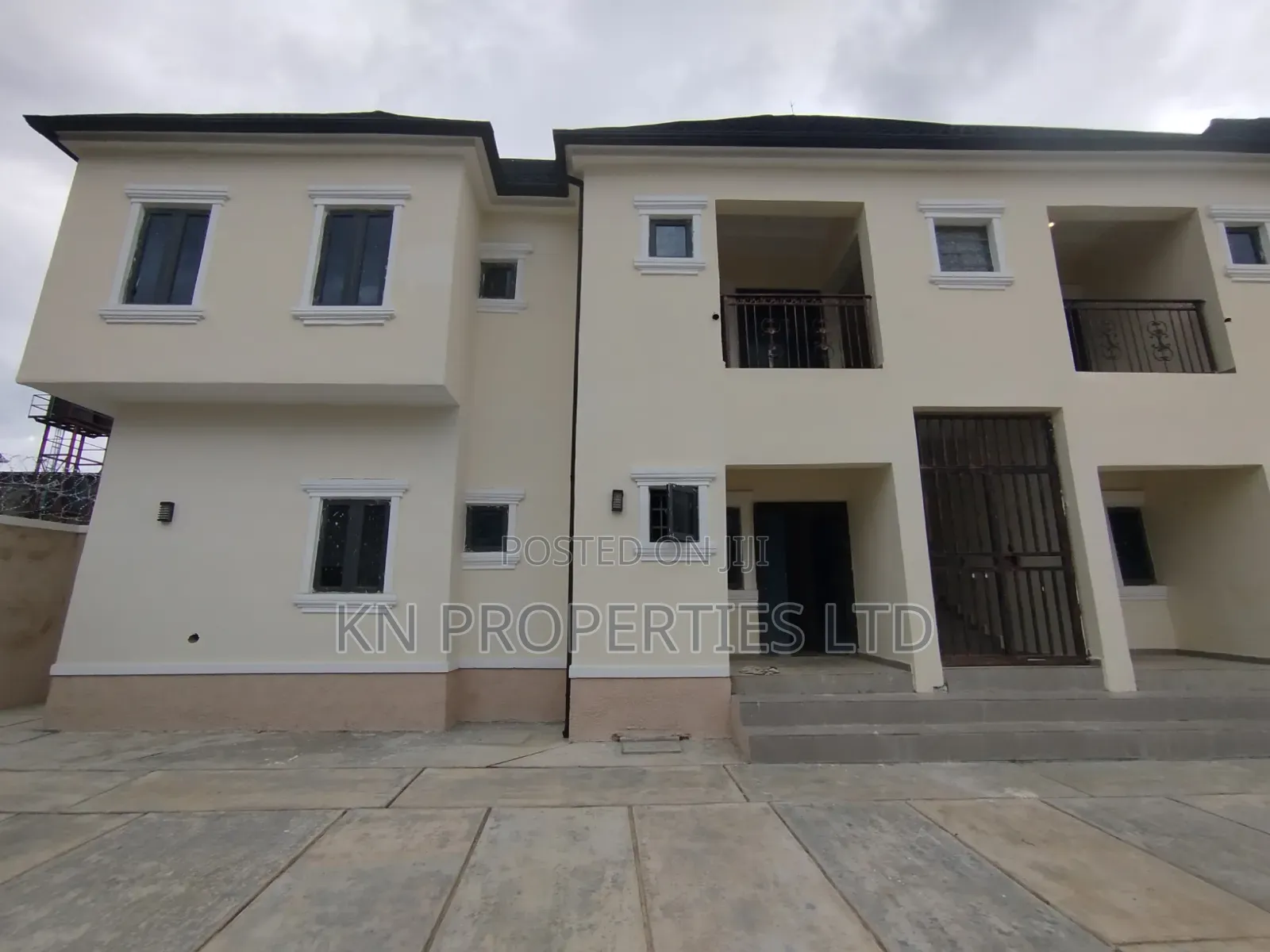 2bdrm Block of Flats in Airport Road, Sabon Lugbe for rent in Sabon Lugbe