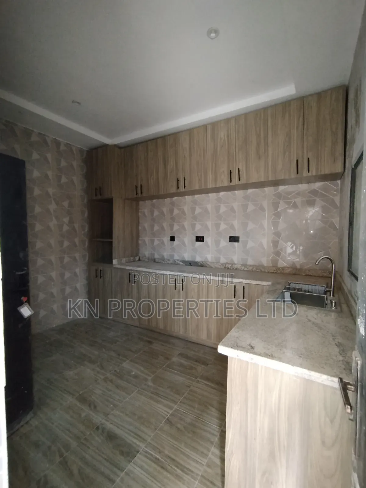 2bdrm Block of Flats in Airport Road, Sabon Lugbe for rent in Sabon Lugbe