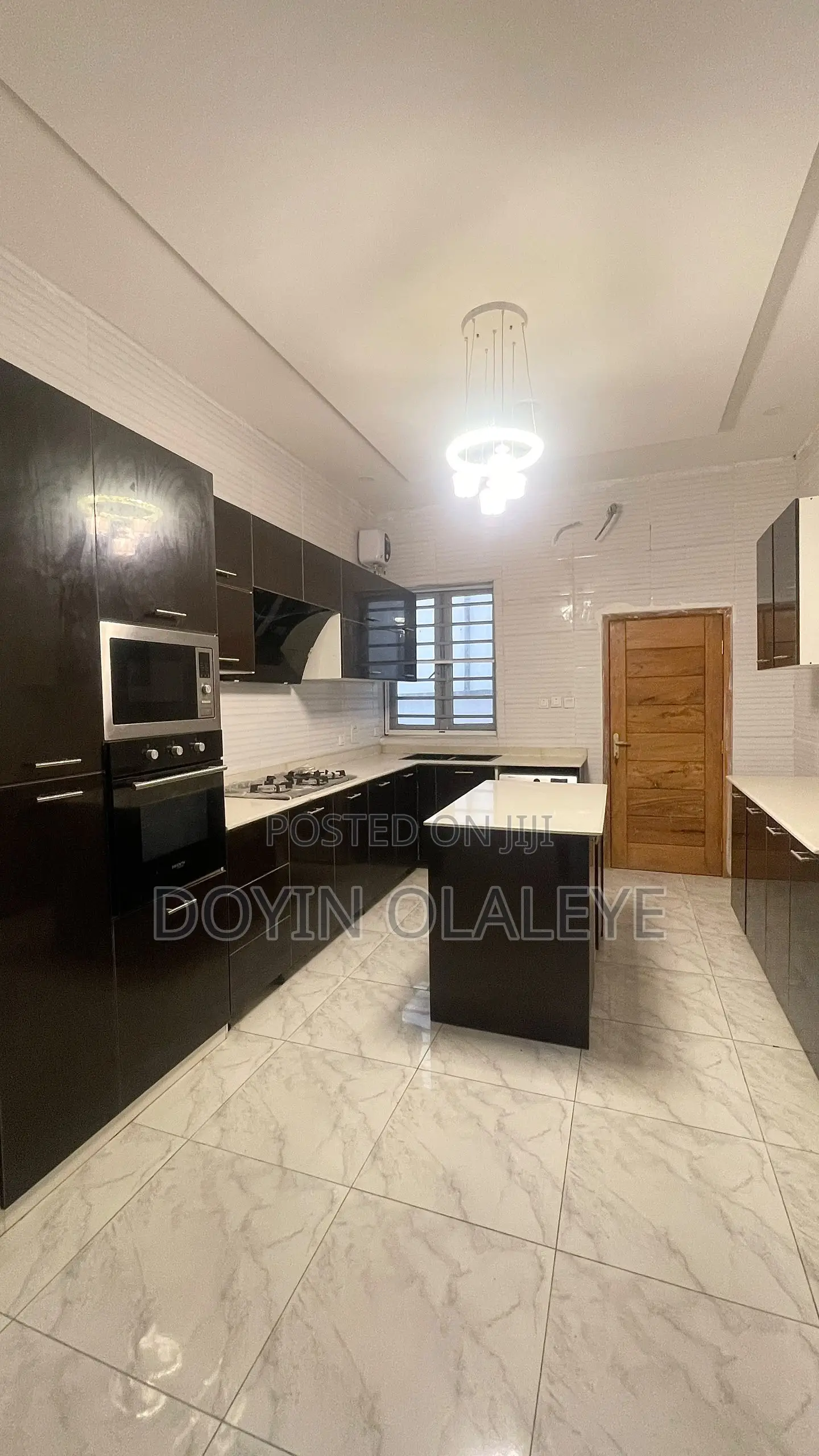 5bdrm Duplex in Chevron for sale in Chevron