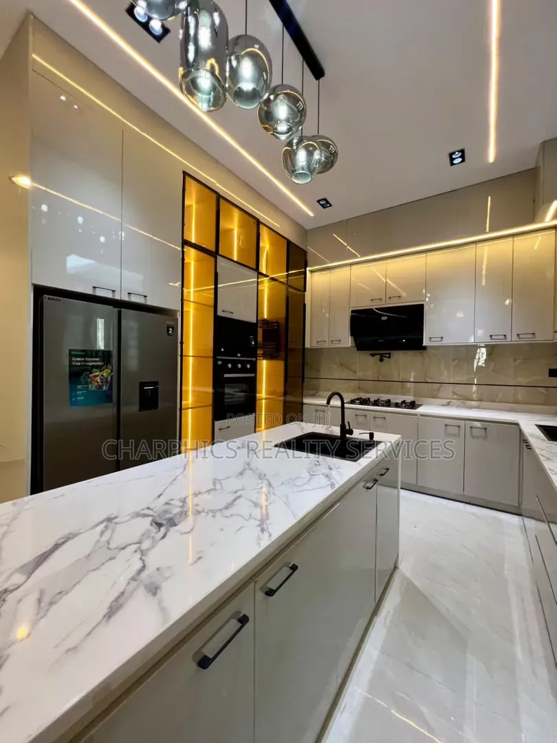 5bdrm Duplex in Chevron for sale in Chevron