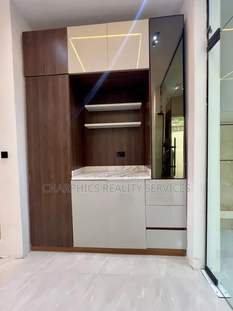 5bdrm Duplex in Chevron for sale in Chevron