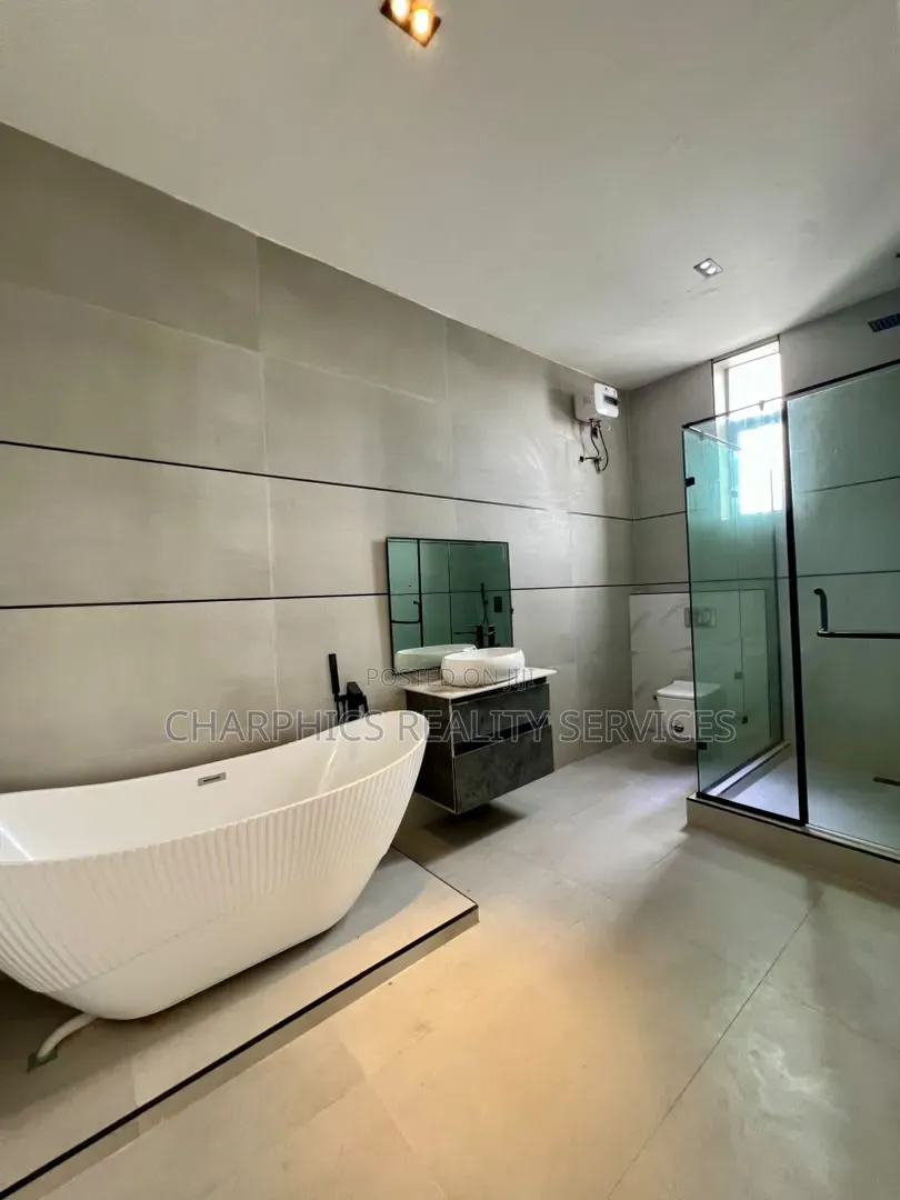 5bdrm Duplex in Lekki Phase 2 for sale in Lekki Phase 2