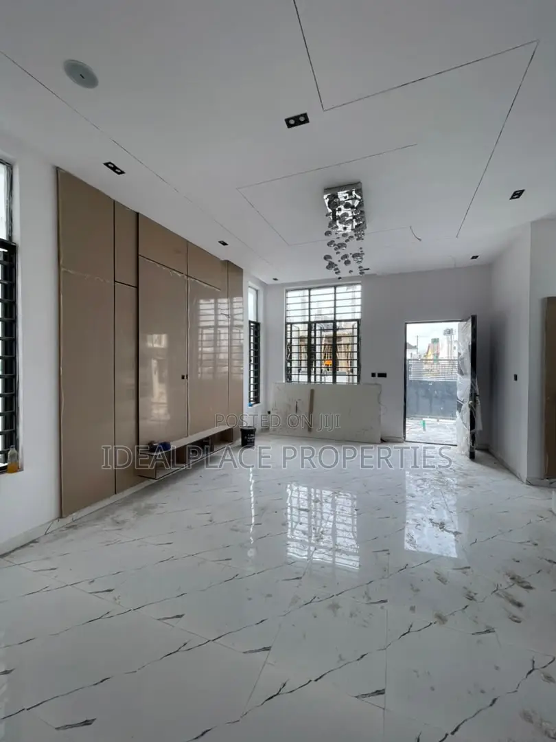 5bdrm Duplex in Ikota for sale in Ikota