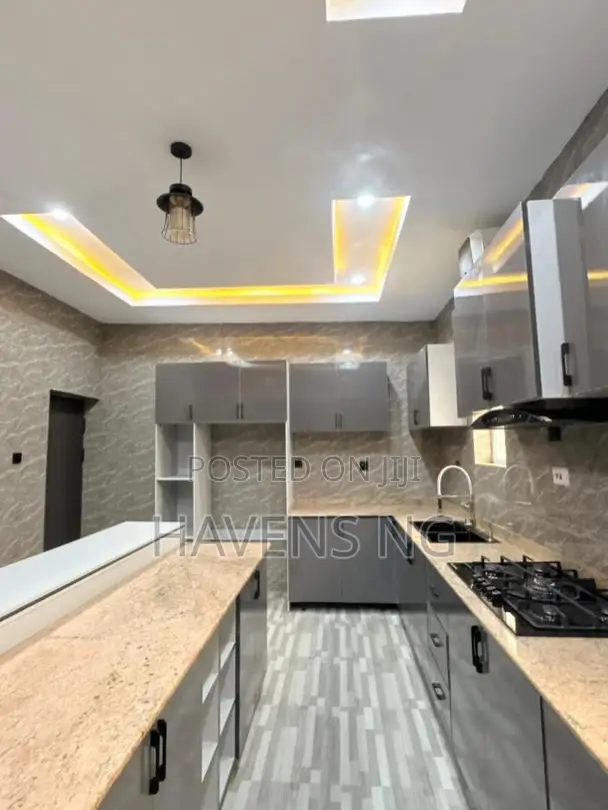 4bdrm Duplex in Ologuneru for sale in Ologuneru