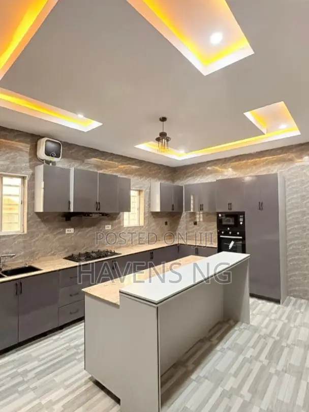 4bdrm Duplex in Ologuneru for sale in Ologuneru