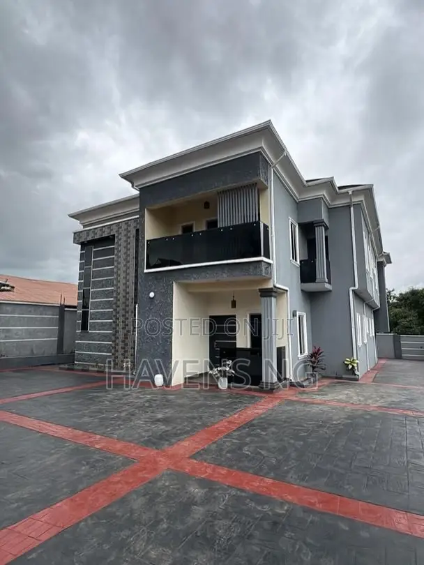 4bdrm Duplex in Ologuneru for sale in Ologuneru