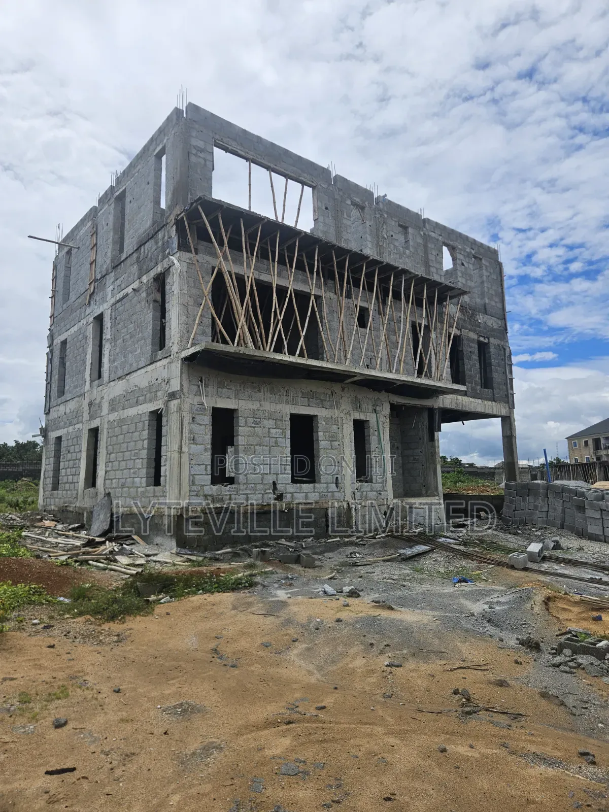 7bdrm Duplex in Karmo for sale in Karmo