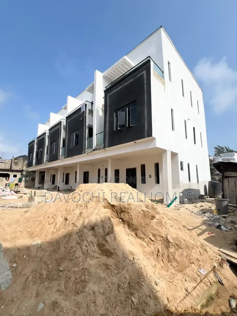 3bdrm Penthouse in Ikota for sale in Ikota