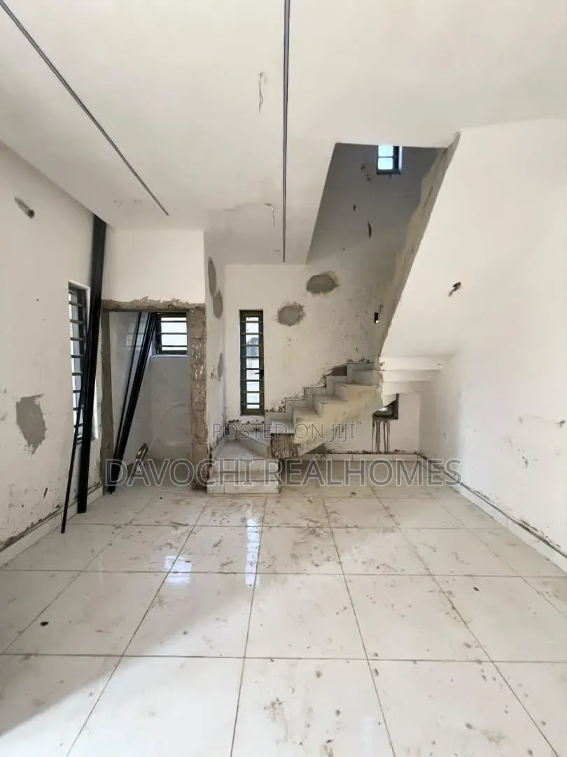 3bdrm Penthouse in Ikota for sale in Ikota