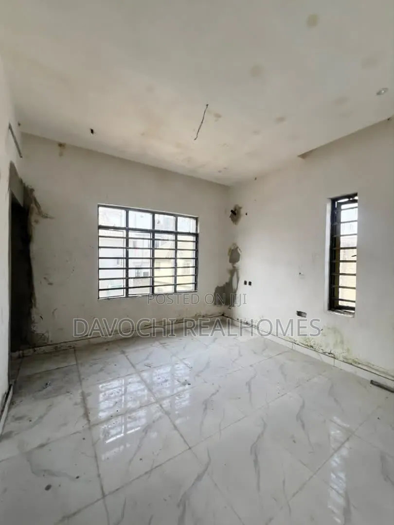 3bdrm Penthouse in Ikota for sale in Ikota