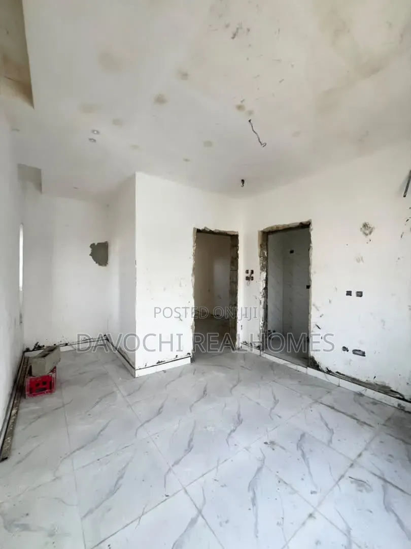 3bdrm Penthouse in Ikota for sale in Ikota