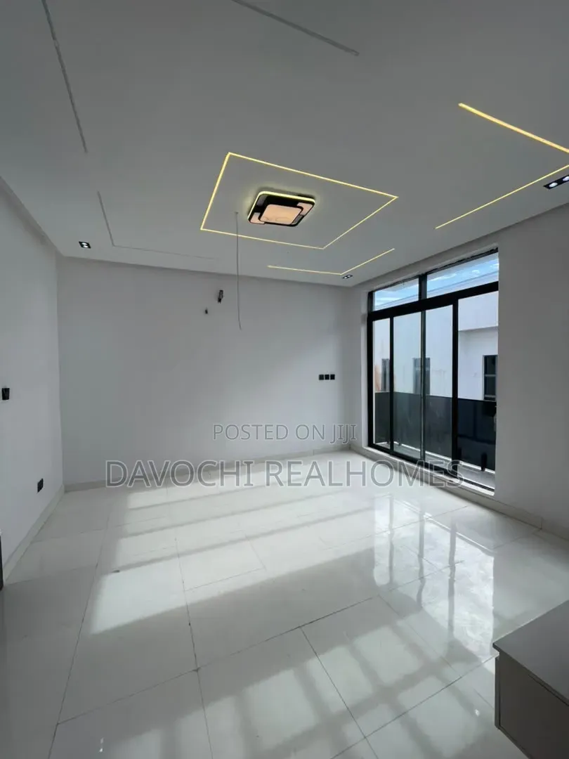 3bdrm Duplex in Ikota for sale in Ikota