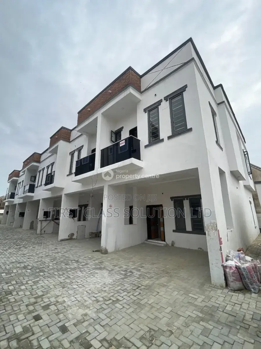3bdrm Duplex in Off Mobile Road for sale in Ilaje / Lekki