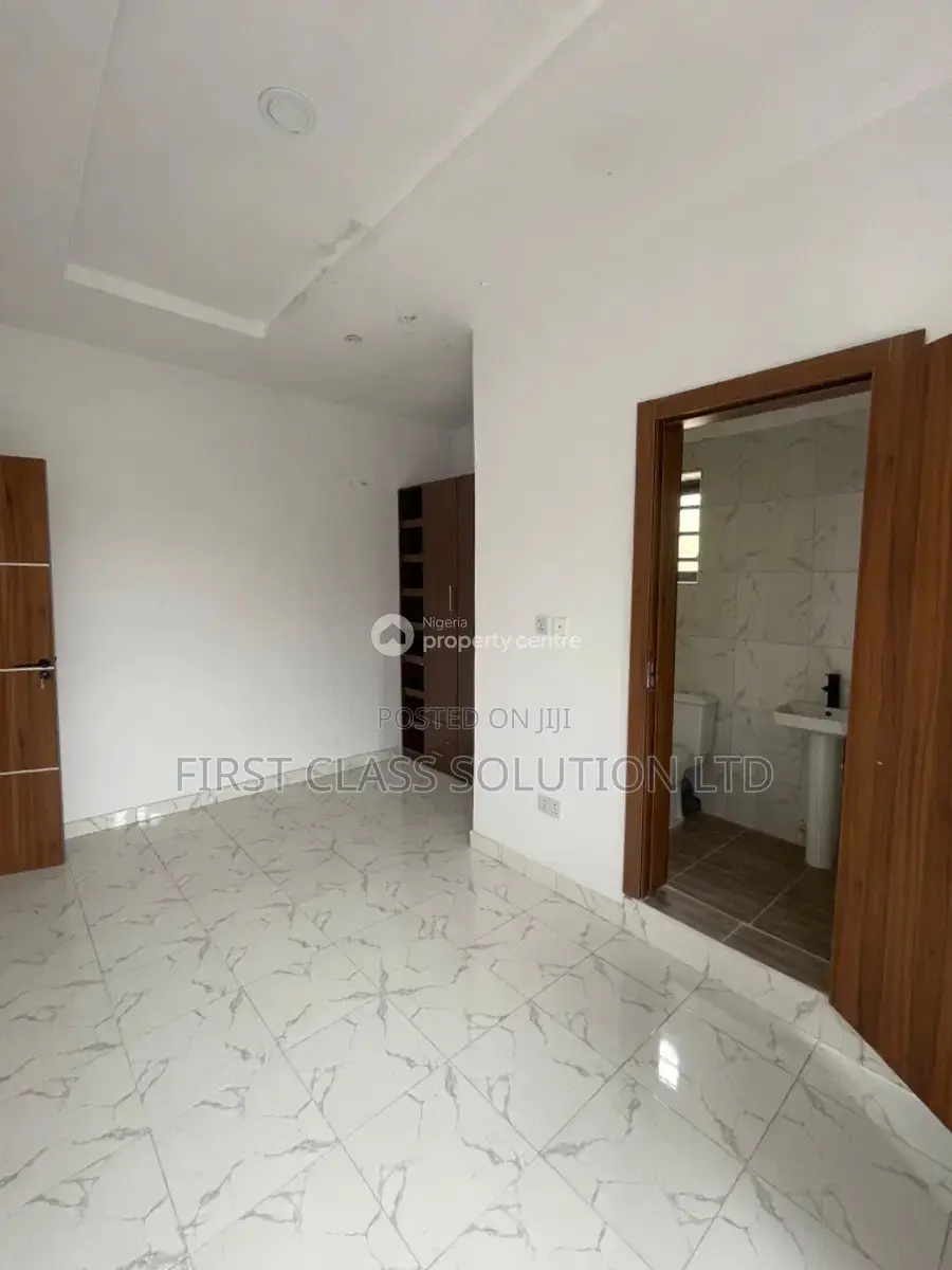 3bdrm Duplex in Off Mobile Road for sale in Ilaje / Lekki