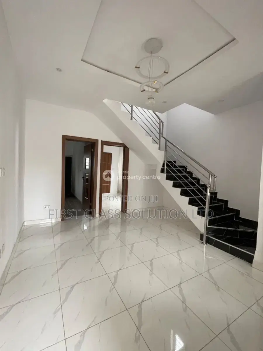 3bdrm Duplex in Off Mobile Road for sale in Ilaje / Lekki