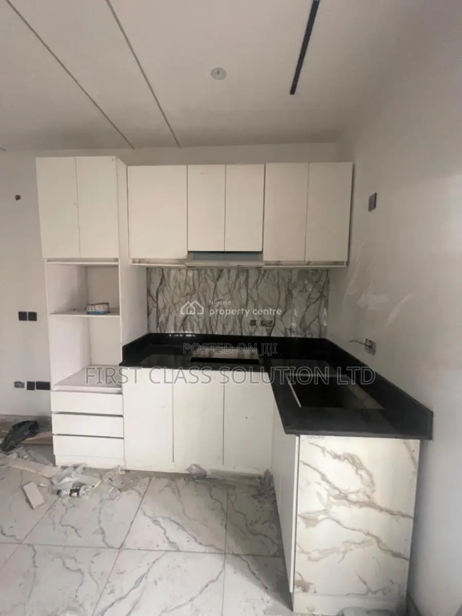 Studio Apartment in New Road Off Alpha for sale in Chevron