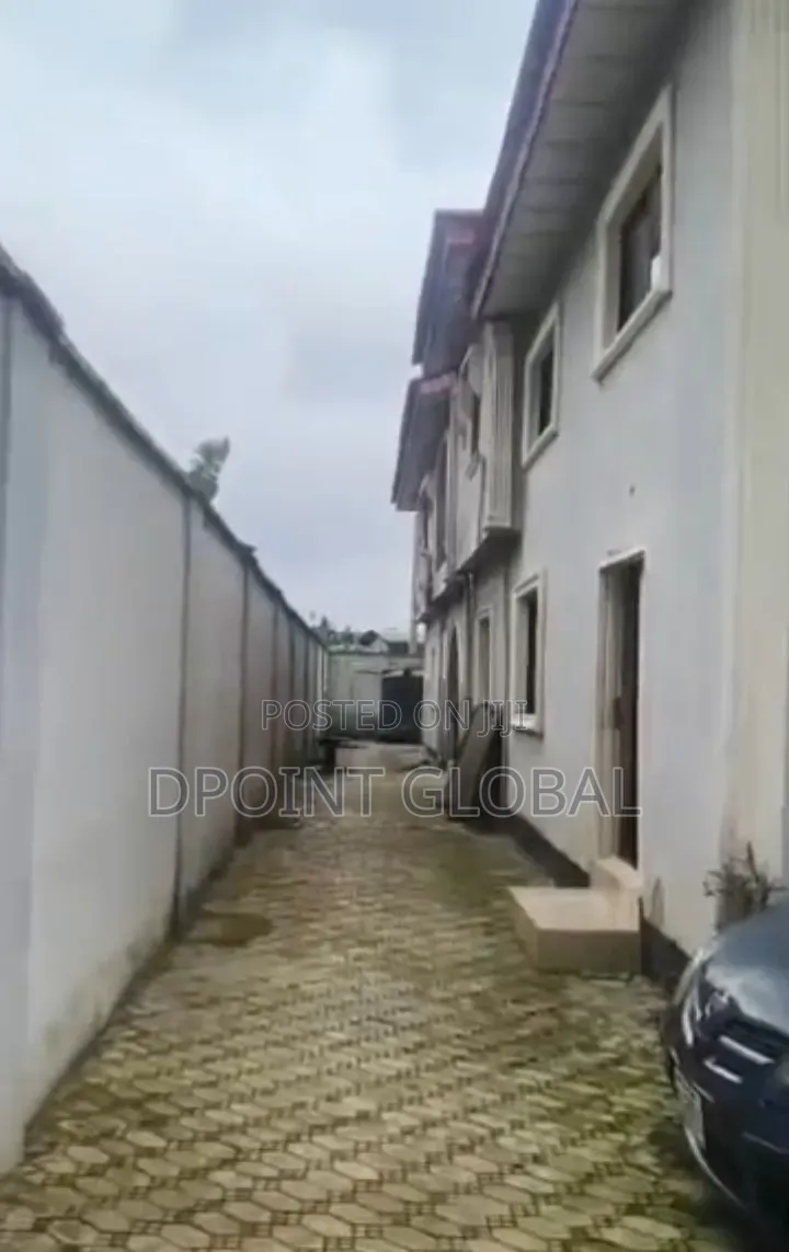 11bdrm Block of Flats in In Estate, Ejigbo / Ejigbo for sale in Ejigbo / Ejigbo