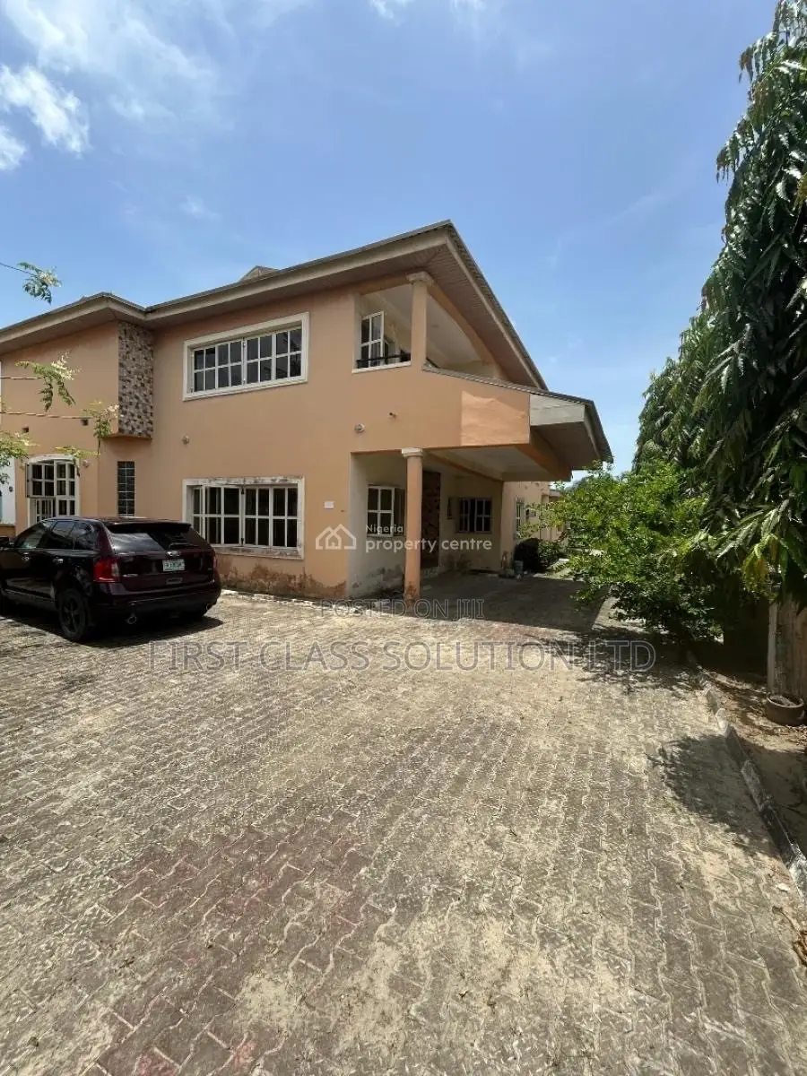 7bdrm Duplex in Cooperative Villa for sale in Peninsula Estate