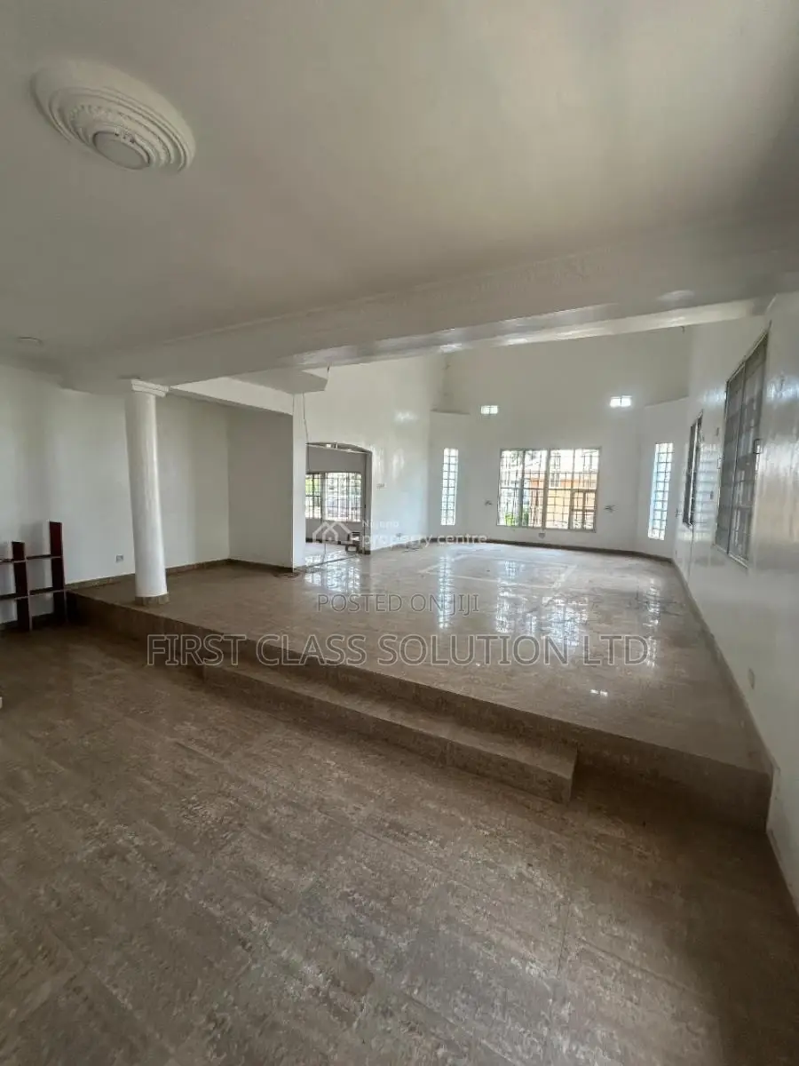 7bdrm Duplex in Cooperative Villa for sale in Peninsula Estate