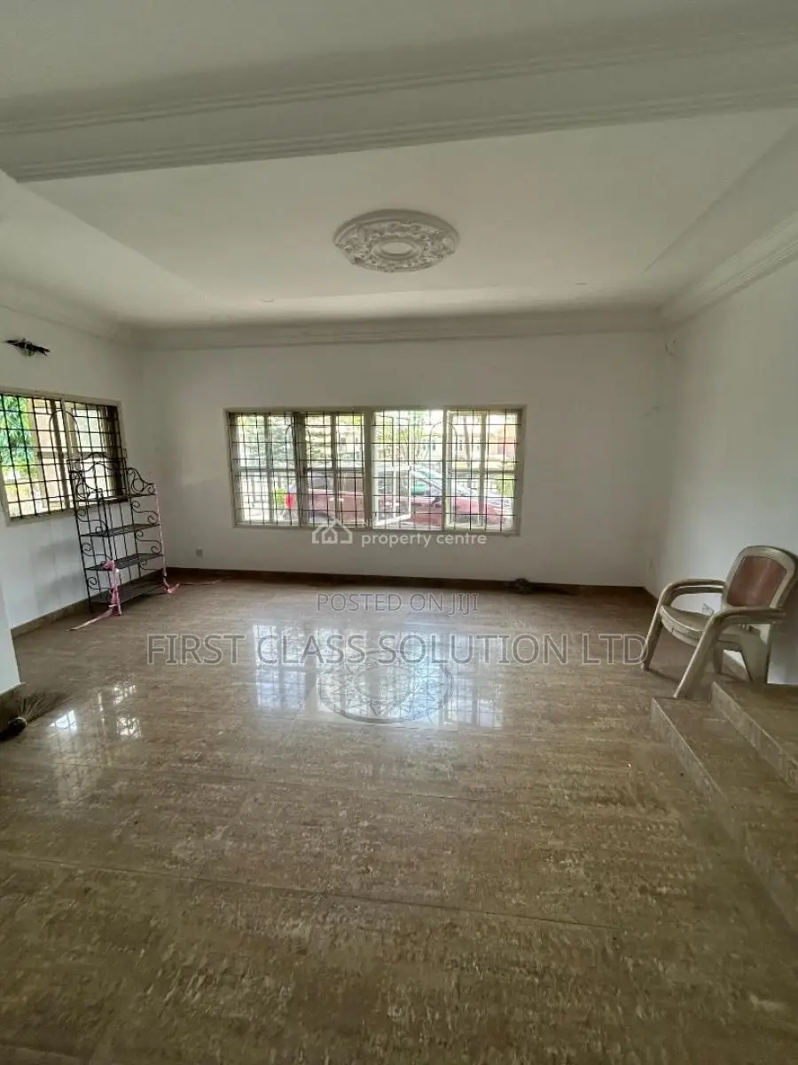 7bdrm Duplex in Cooperative Villa for sale in Peninsula Estate