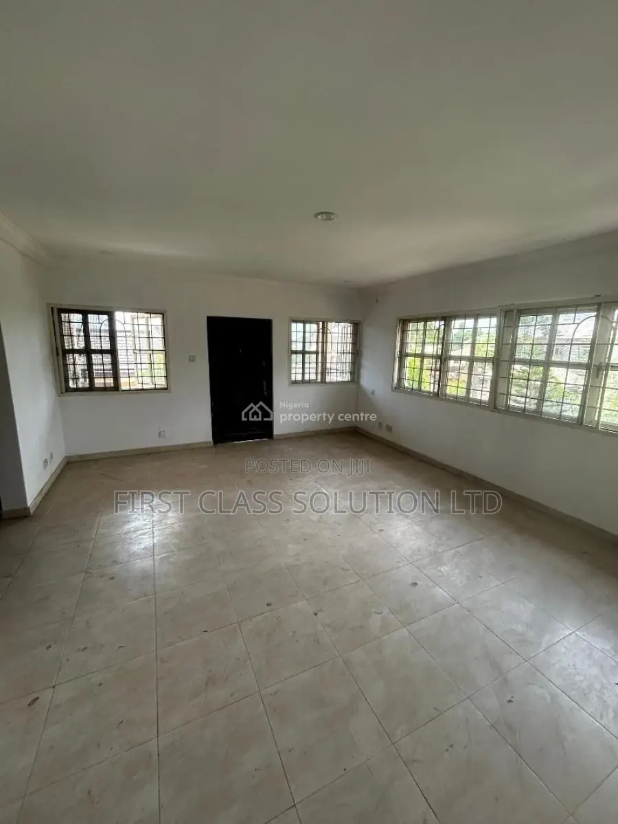 7bdrm Duplex in Cooperative Villa for sale in Peninsula Estate