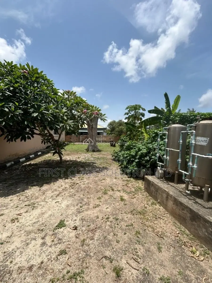 7bdrm Duplex in Cooperative Villa for sale in Peninsula Estate