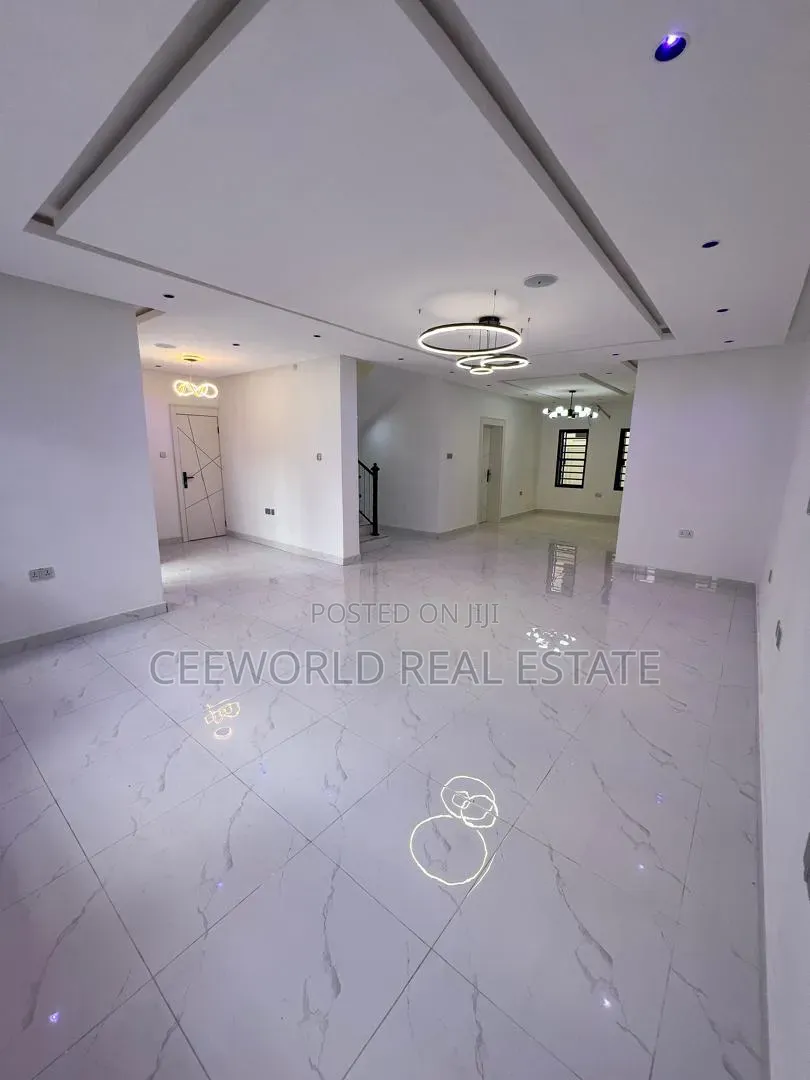 5bdrm Duplex in Oluyole Estate for sale in Oluyole Estate