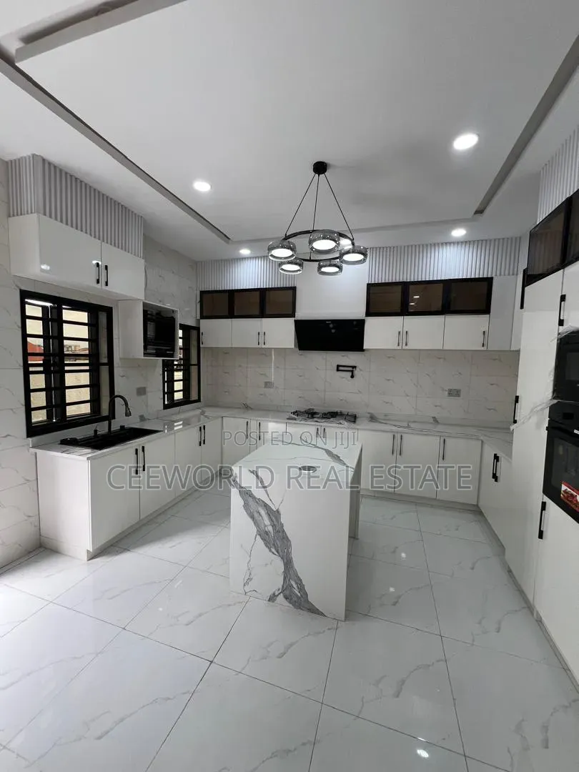 5bdrm Duplex in Oluyole Estate for sale in Oluyole Estate