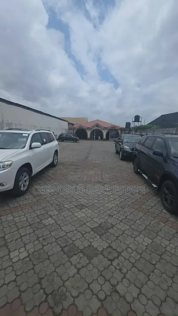 Tastefully 3 Bedroom Bungalow With an a Very Big Open Space in CHallenge / Ibadan