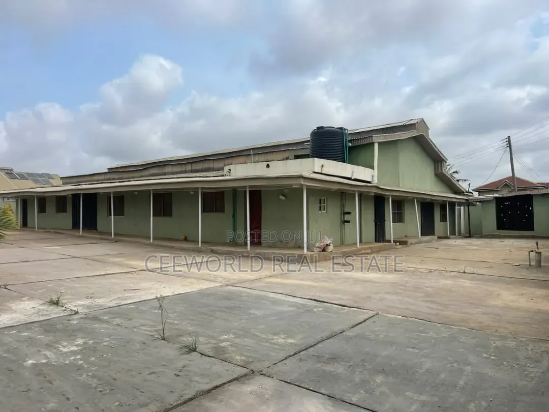 Self Compound Ware House Available at Podo Off New Garage Ibadan in CHallenge / Ibadan