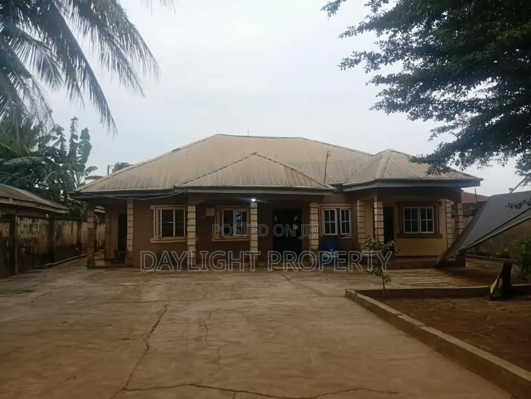 4bdrm Bungalow in Daylight Property, Akowonjo for sale in Akowonjo