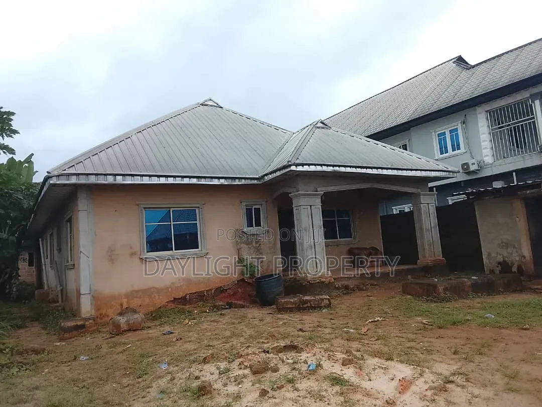 4bdrm Bungalow in Daylight Property, Akowonjo for sale in Akowonjo