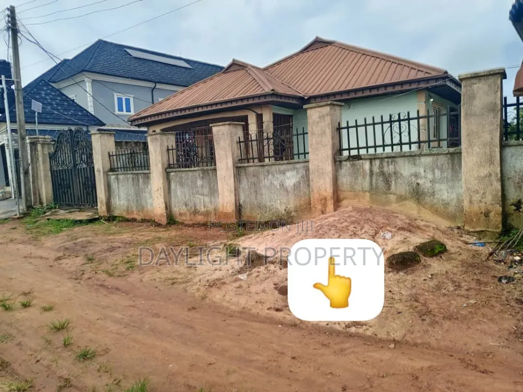 4bdrm Bungalow in Daylight Property, Akowonjo for sale in Akowonjo