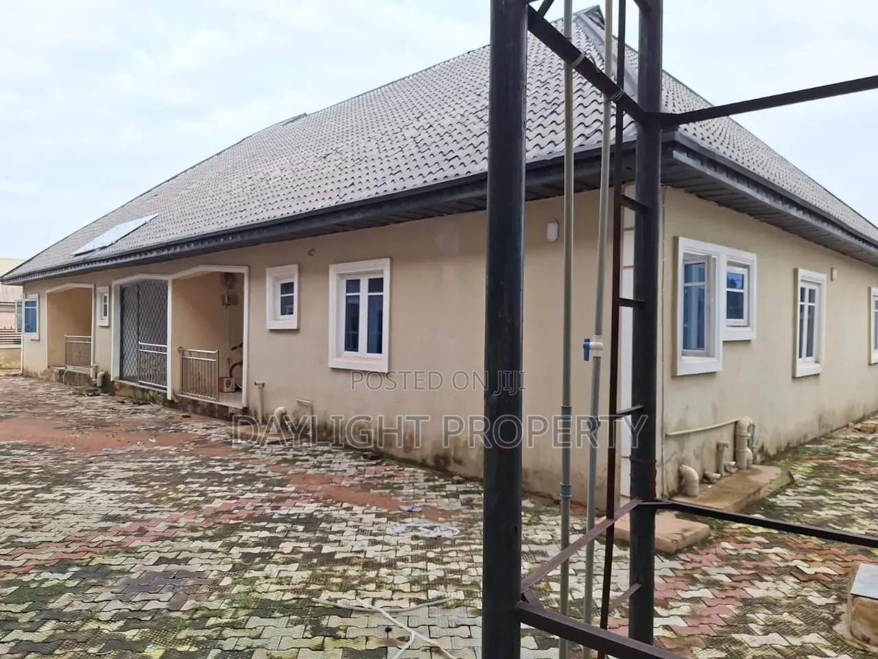 4bdrm Bungalow in Daylight Property, Akowonjo for sale in Akowonjo