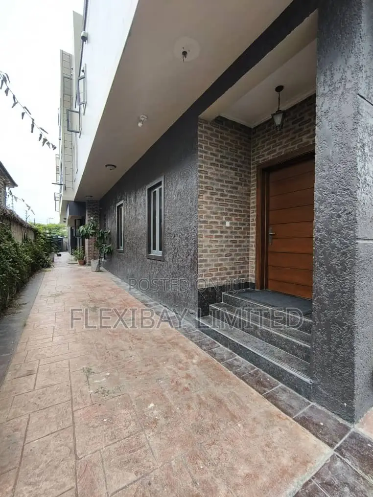 3bdrm Townhouse / Terrace in Lekki Phase 1 for rent in Lekki Phase 1
