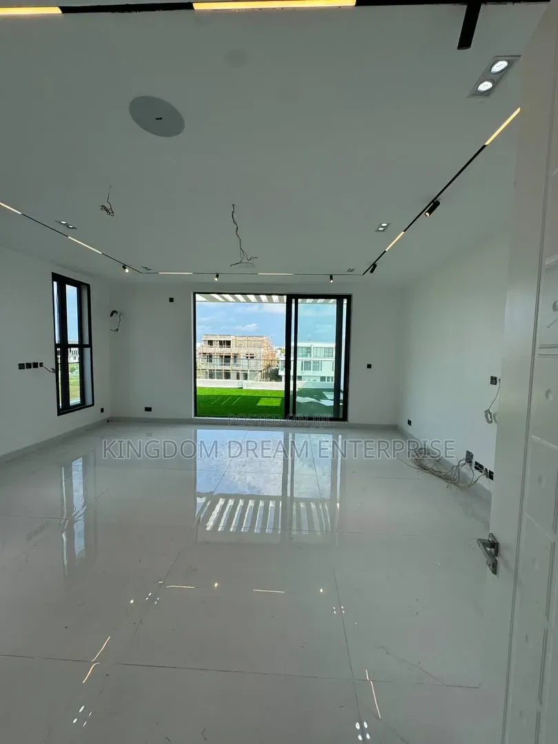 5bdrm Duplex in Cowrie Creek Estate for rent in Ikate