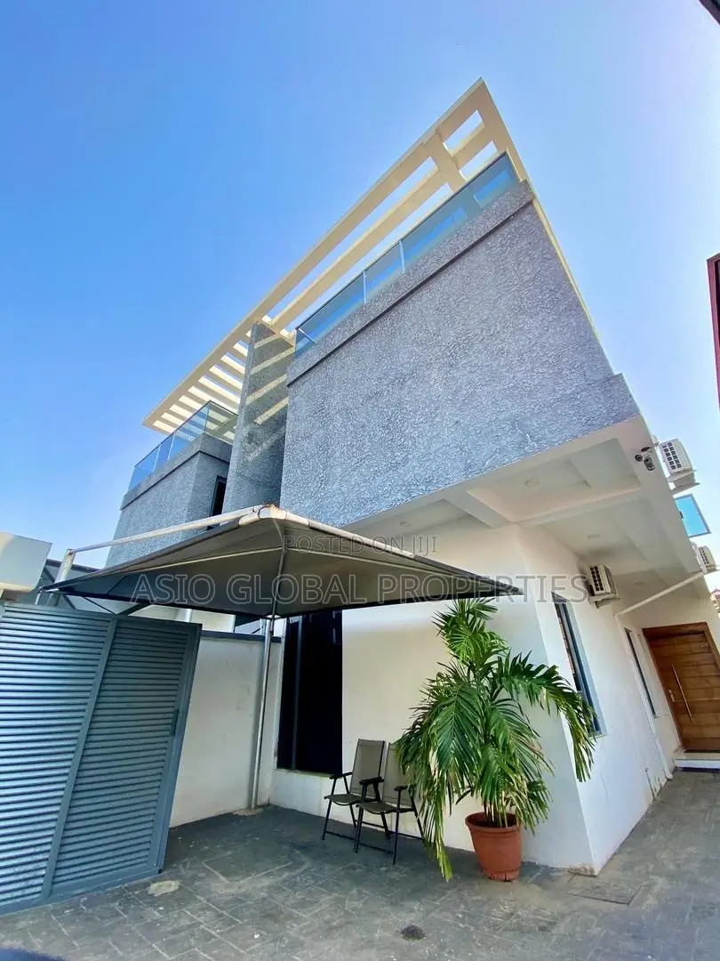 Waterfront 5-Bedroom With Duplex /Snooker /Game Room in Lekki Phase 1 in Lekki Phase 1
