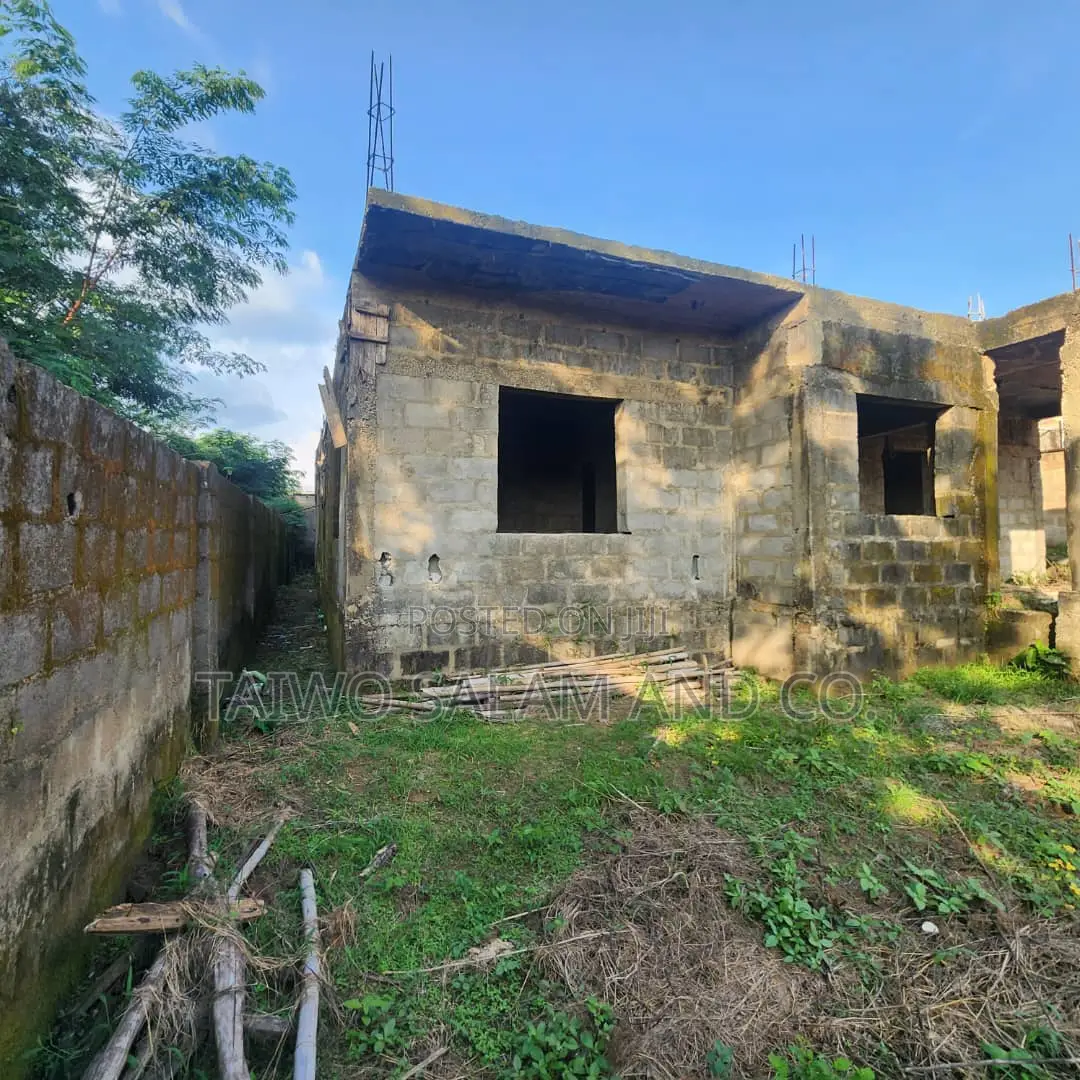 4bdrm Duplex in Jericho for sale in Jericho