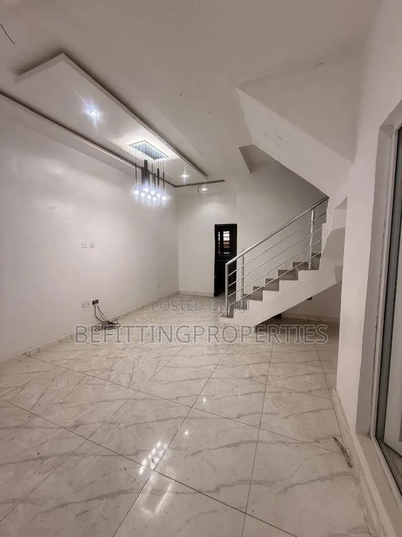 3bdrm Duplex in Ikota for sale in Ikota