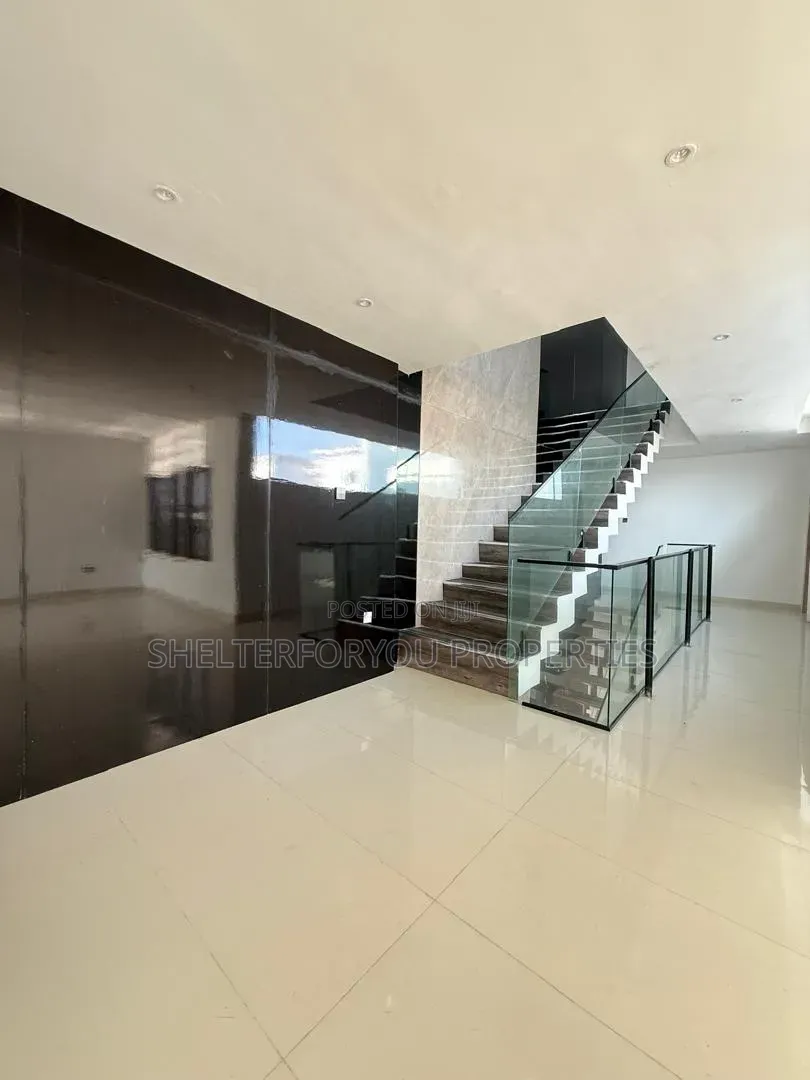 5bdrm Duplex in Ikota for sale in Ikota