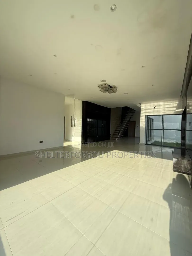 5bdrm Duplex in Ikota for sale in Ikota