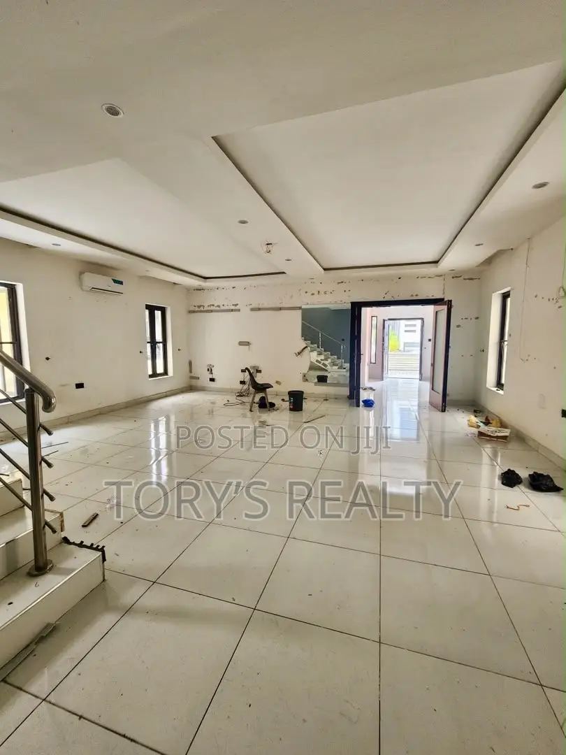 5bdrm Duplex in Chevron for rent in Chevron