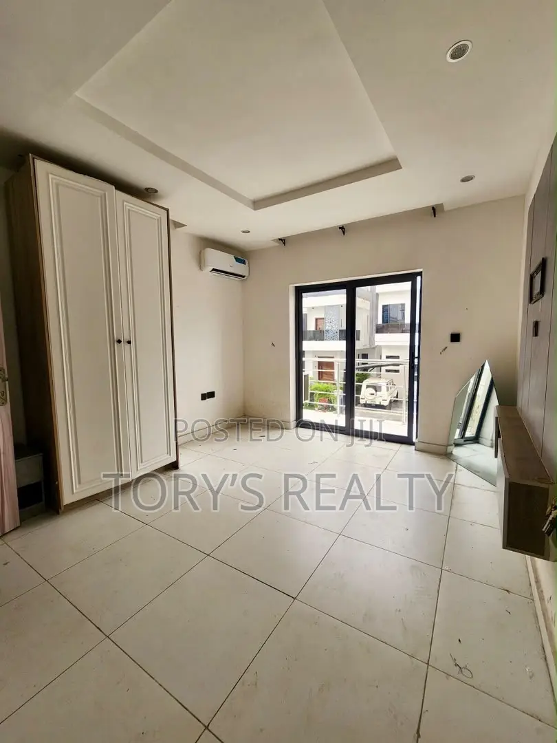 5bdrm Duplex in Chevron for rent in Chevron