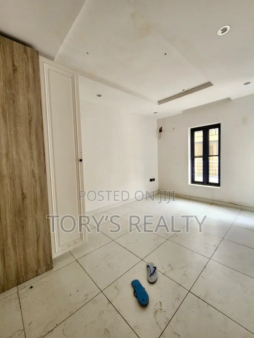 5bdrm Duplex in Chevron for rent in Chevron