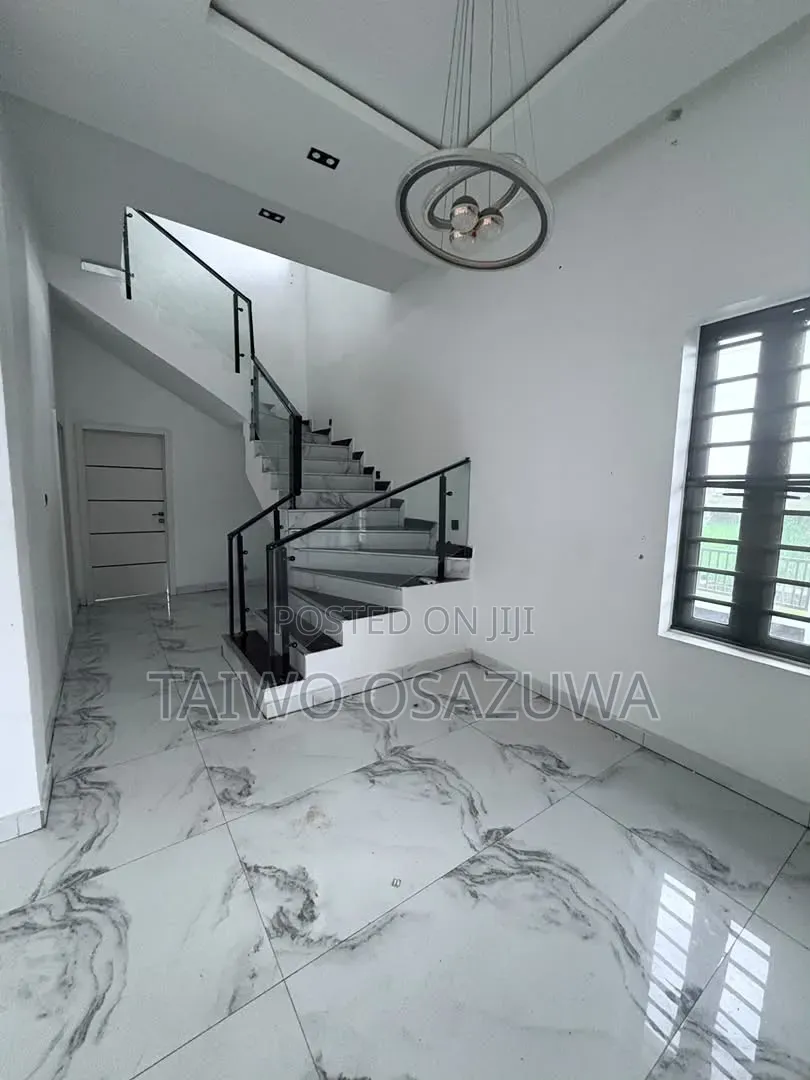 5bdrm Duplex in Monastery Road, Sangotedo for rent in Sangotedo
