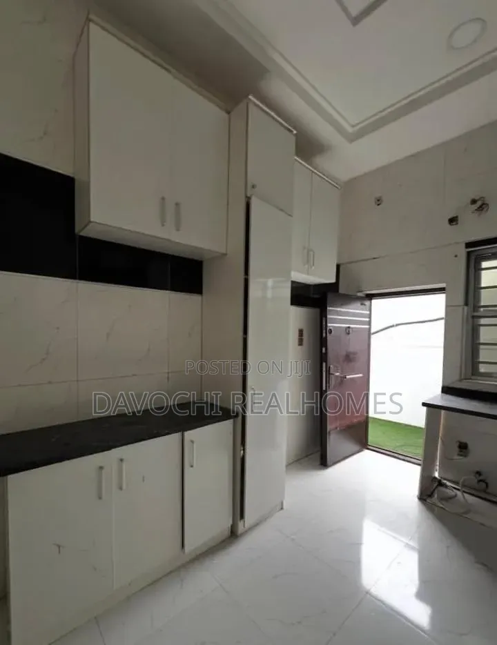 4bdrm Duplex in Chevron for rent in Chevron