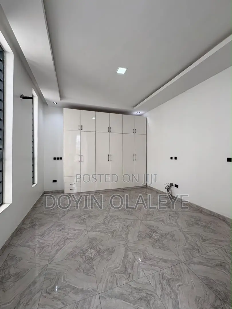 4bdrm Duplex in Chevron for sale in Chevron