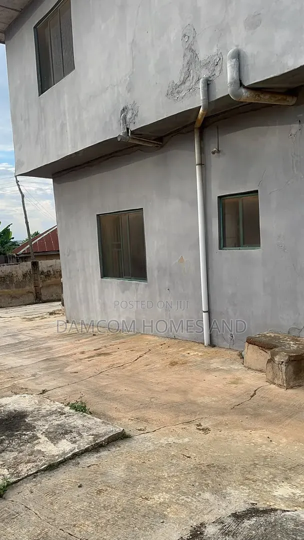8bdrm Block of Flats in Oluana Akingbile for sale in Moniya