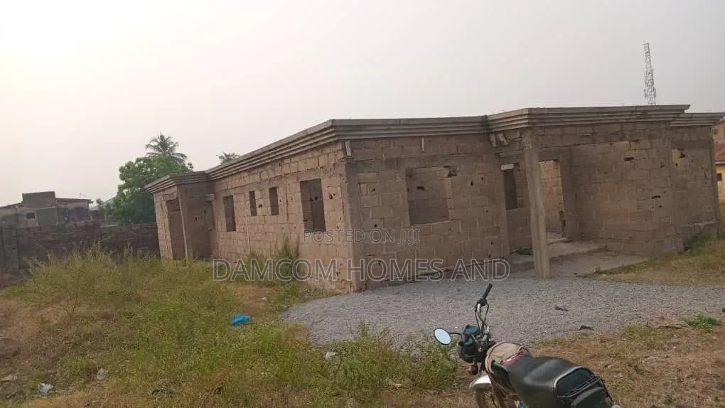 8bdrm Bungalow in Sabo Ojoo for sale in Ojoo